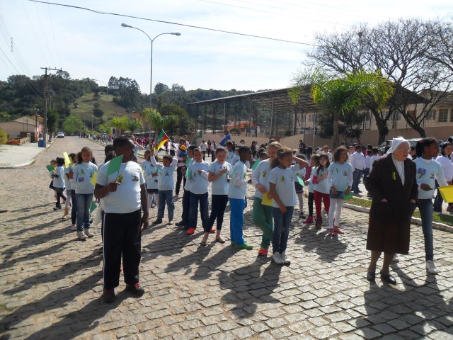 Desfile em Dom Feliciano